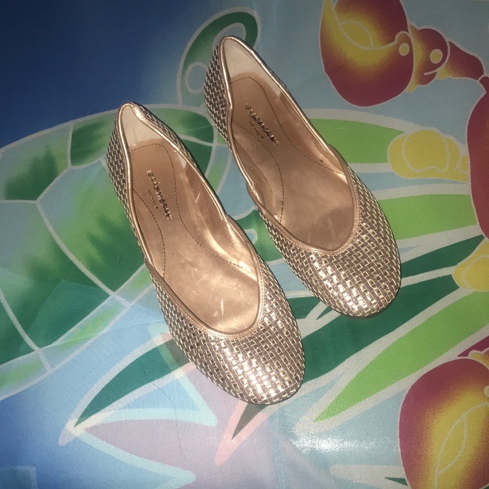Isaac Mizrahi size 8 gold flats